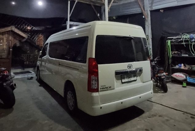 rent a minibus hiace commuter in yogyakarta with driver